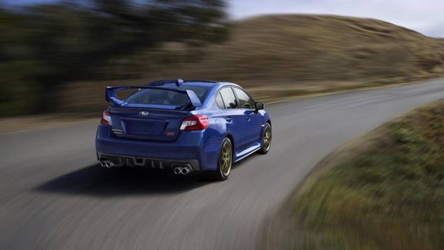 Visualmente, é possível perceber o perfil corpulento da carroceria do WRX STI, proporcionado por um kit aerodinâmico exclusivo | <a href="https://quatrorodas.abril.com.br/noticias/saloes/detroit-2014/subaru-apresenta-wrx-sti-770456.shtml" rel="migration">Leia mais</a>