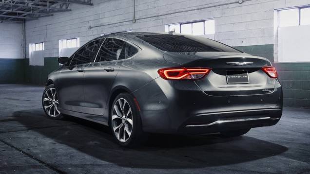 Sedã oferece duas opções de motorização e de tração | <a href="https://quatrorodas.abril.com.br/noticias/saloes/detroit-2014/novo-chrysler-200-faz-sua-estreia-detroit-768496.shtml" rel="migration">Leia mais</a> Sedã oferece duas opções de motorização e de tração | <a href="https://quatrorodas.abril.com.br/noticias/saloes/detroit-2014/novo-chrysler-200-faz-sua-estreia-detroit-768496.shtml" rel="migration">Leia mais</a>