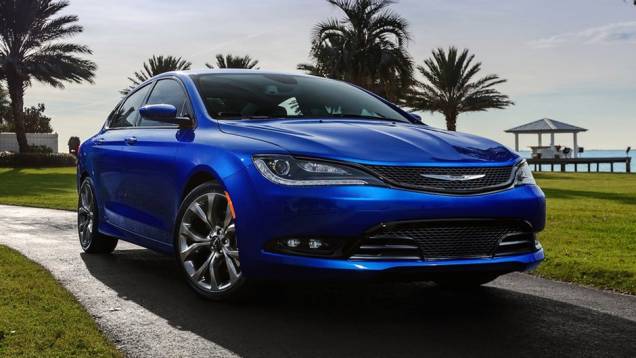 Uma das versões conta com bloco 2.4 l de quatro cilindros de 184 cv... | <a href="https://quatrorodas.abril.com.br/noticias/saloes/detroit-2014/novo-chrysler-200-faz-sua-estreia-detroit-768496.shtml" rel="migration">Leia mais</a>