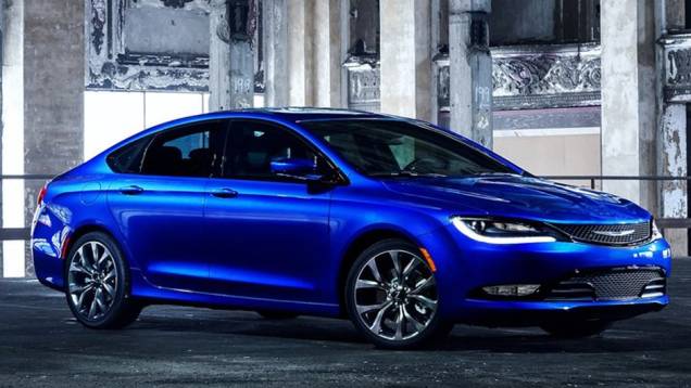 ... enquanto a outra, um pouco mais potente, um V6 3.6 l Pentastar de 295 cv | <a href="https://quatrorodas.abril.com.br/noticias/saloes/detroit-2014/novo-chrysler-200-faz-sua-estreia-detroit-768496.shtml" rel="migration">Leia mais</a>