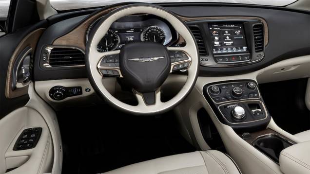 Detalhe do interior | <a href="https://quatrorodas.abril.com.br/noticias/saloes/detroit-2014/novo-chrysler-200-faz-sua-estreia-detroit-768496.shtml" rel="migration">Leia mais</a>