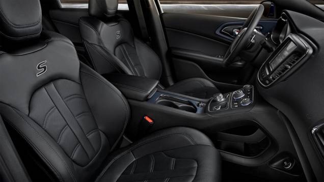 Detalhe do interior do novo Chrysler 200S | <a href="http://quatrorodas.abril.com.br/noticias/saloes/detroit-2014/novo-chrysler-200-faz-sua-estreia-detroit-768496.shtml" rel="migration">Leia mais</a>