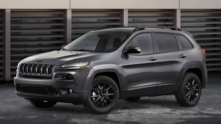 No caso do Cherokee, foram acrescentados detalhes em preto brilhante (gloss) na grade frontal e no suporte de teto | <a href="https://quatrorodas.abril.com.br/noticias/fabricantes/jeep-lanca-edicao-especial-altitude-771178.shtml" rel="migration">Leia mais</a>