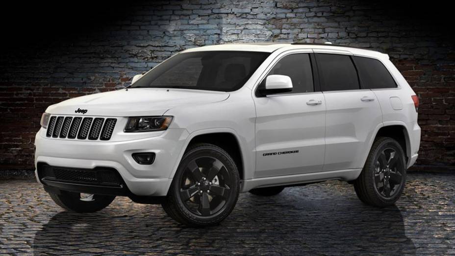 Já o Grand Cherokee recebe inserções platinadas na grade frontal, detalhes em preto gloss e rodas de alumínio de 20 polegadas | <a href="https://quatrorodas.abril.com.br/noticias/fabricantes/jeep-lanca-edicao-especial-altitude-771178.shtml" rel="migration">Leia mais</a>