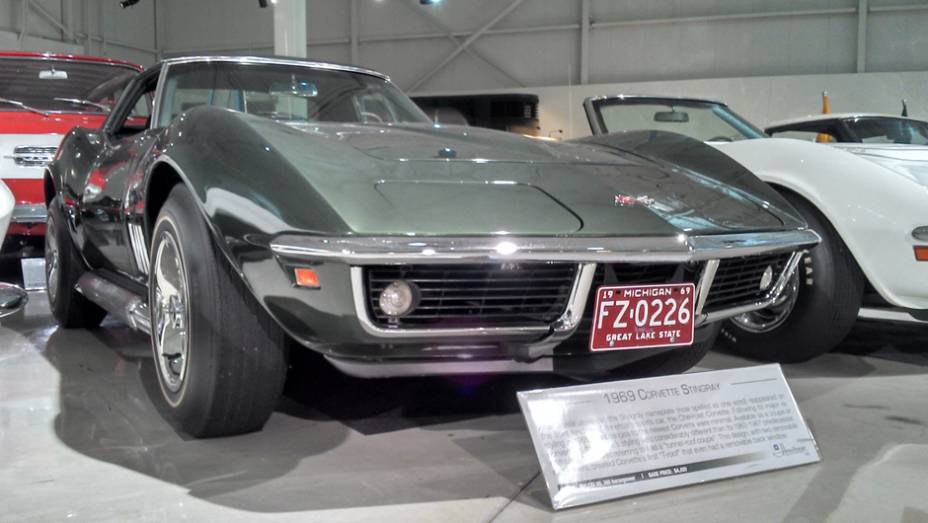 O enorme galpão agrupa cerca de 200 veículos de todas as épocas, como este belo Corvette Stingray | <a href="https://quatrorodas.abril.com.br/reportagens/classicos/visitamos-gm-heritage-center-771490.shtml" rel="migration">Leia mais</a>