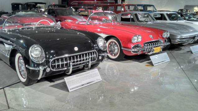 Todas as gerações do Corvette, aliás, estão representadas no local | <a href="https://quatrorodas.abril.com.br/reportagens/classicos/visitamos-gm-heritage-center-771490.shtml" rel="migration">Leia mais</a>