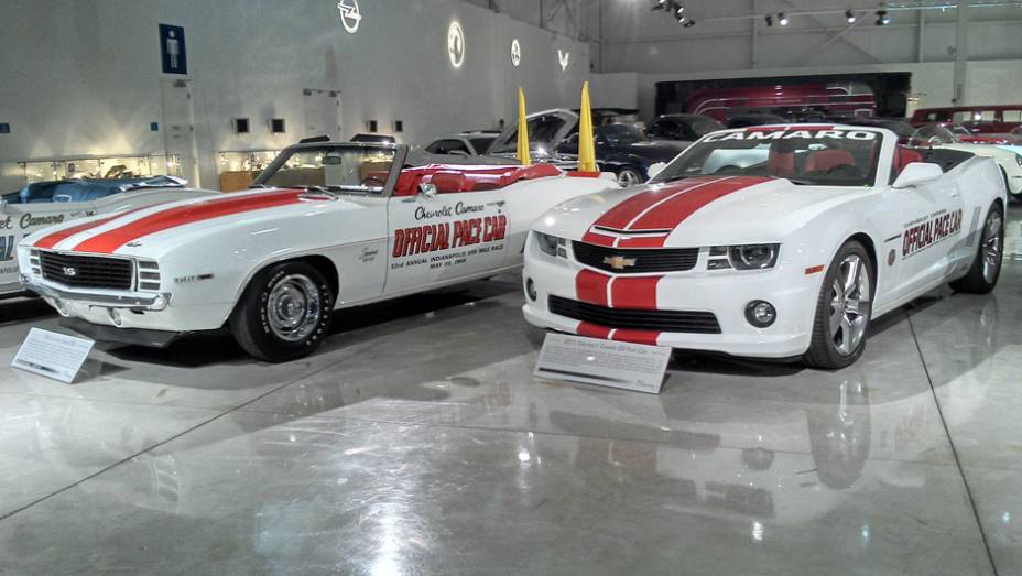 Lado a lado, os Camaros pace-car das edições de 1969 e 2011 das 500 Milhas de Indianápolis | <a href="https://quatrorodas.abril.com.br/reportagens/classicos/visitamos-gm-heritage-center-771490.shtml" rel="migration">Leia mais</a>