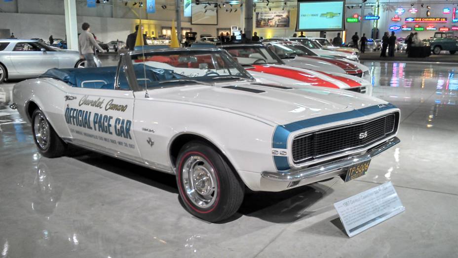 Eis um reluzente Camaro SS utilizado como pace-car das 500 Milhas de Indianápolis de 1967 | <a href="https://quatrorodas.abril.com.br/reportagens/classicos/visitamos-gm-heritage-center-771490.shtml" rel="migration">Leia mais</a>