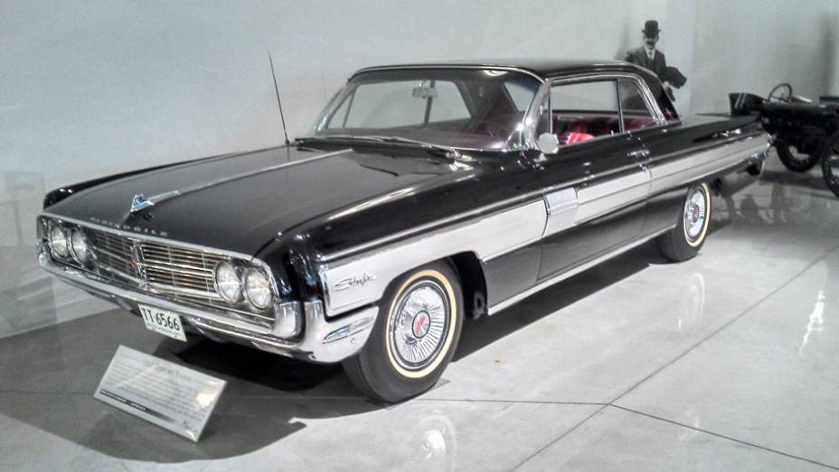 A extinta Oldsmobile marca presença com o Starfire 1962, o primeiro carro norte-americano com câmbio automático montado no assoalho, e não na coluna de direção | <a href="https://quatrorodas.abril.com.br/reportagens/classicos/visitamos-gm-heritage-center-7" rel="migration"></a>