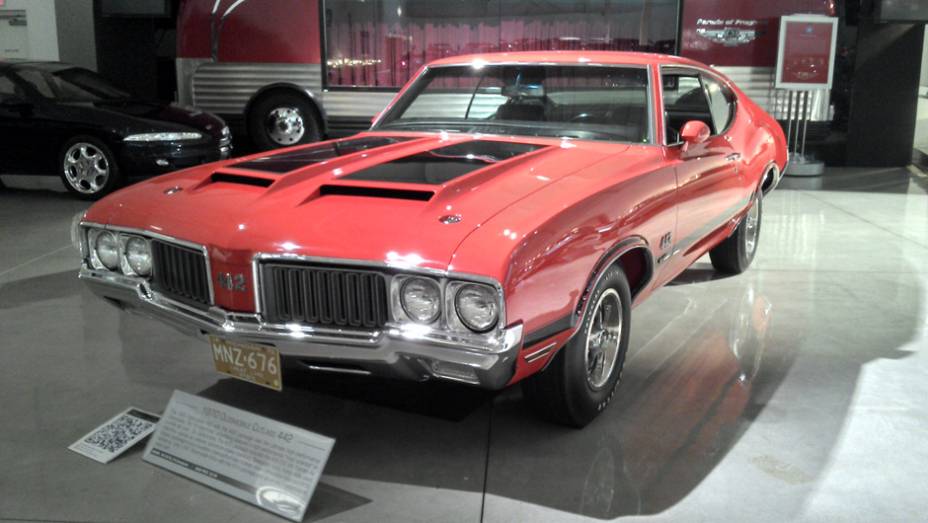 O Cutlass 442, de 1970, também representa a marca que deixou de existir em 2004 | <a href="https://quatrorodas.abril.com.br/reportagens/classicos/visitamos-gm-heritage-center-771490.shtml" rel="migration">Leia mais</a>