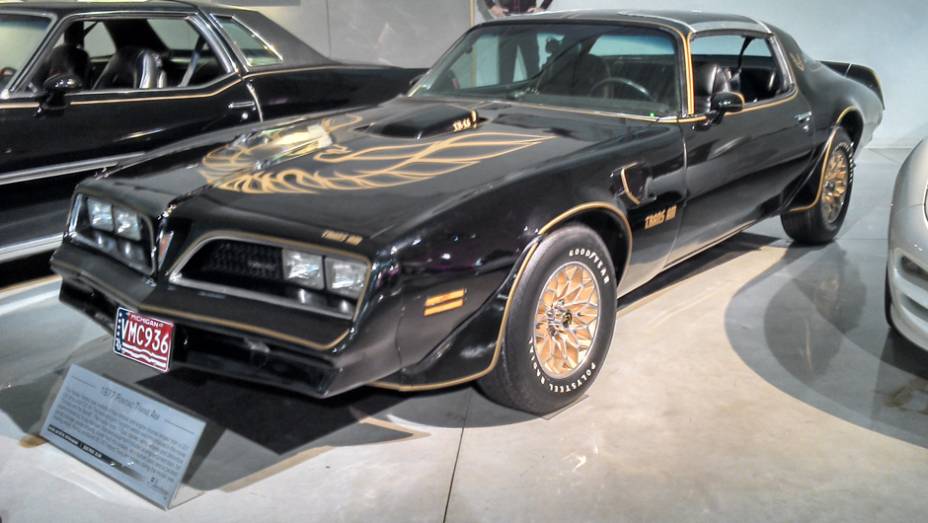 O Trans-Am, um dos grandes clássicos da Pontiac, aparece na edição Black Special Edition, associada ao filme "Bandit" | <a href="https://quatrorodas.abril.com.br/reportagens/classicos/visitamos-gm-heritage-center-771490.shtml" rel="migration">Leia mais</a>