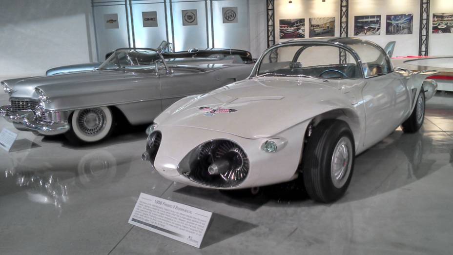 Esta era a visão do carro do futuro nos anos 50; o Firebird II era movido por turbina a gás (!), e tinha uma cabine com visão de 360 graus graças à ampla área envidraçada | <a href="https://quatrorodas.abril.com.br/reportagens/classicos/visitamos-gm-herita" rel="migration"></a>