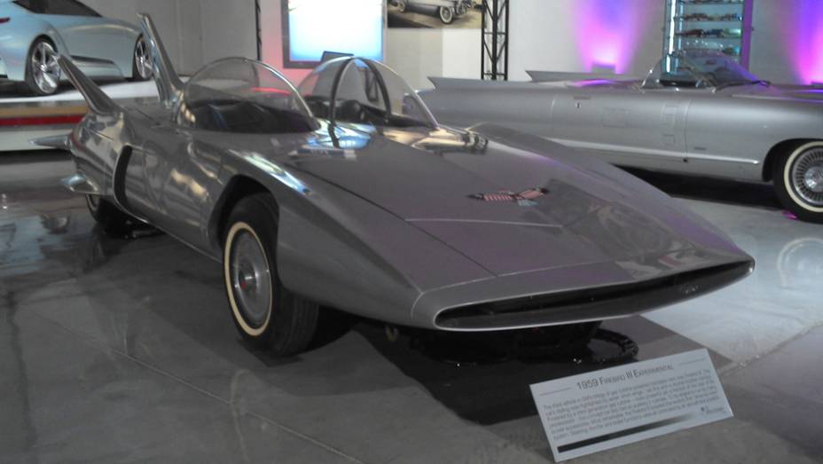 Cheio de asas e apêndices, o Firebird III foi exibido em 1959; seu motor movido com turbina a gás de 225 cv era só uma das tecnologias do projeto, que tinha ar-condicionado, freios ABS e piloto automático | <a href="https://quatrorodas.abril.com.br/reporta" rel="migration"></a>