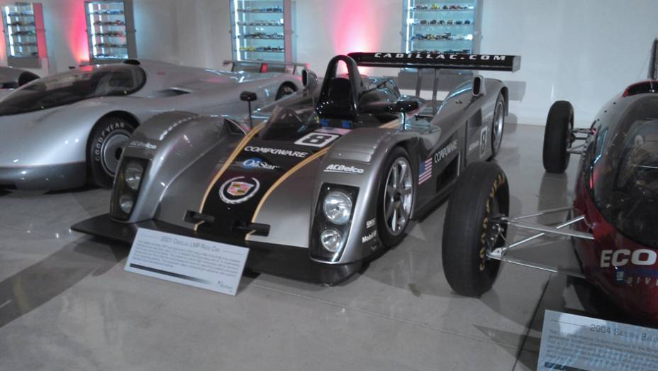 Na ala dos carros de competição, temos o Cadillac Northstar LMP, um protótipo que disputou a American Le Mans Series e tinha como meta levar a marca às 24 Horas de Le Mans, o que nunca aconteceu | <a href="https://quatrorodas.abril.com.br/reportagens/class" rel="migration"></a>