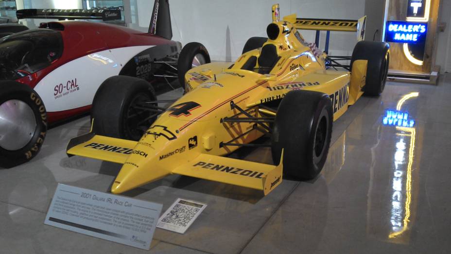 Há também um monoposto da Fórmula Indy de 2001, categoria na qual a Chevrolet está presente até hoje | <a href="https://quatrorodas.abril.com.br/reportagens/classicos/visitamos-gm-heritage-center-771490.shtml" rel="migration">Leia mais</a>