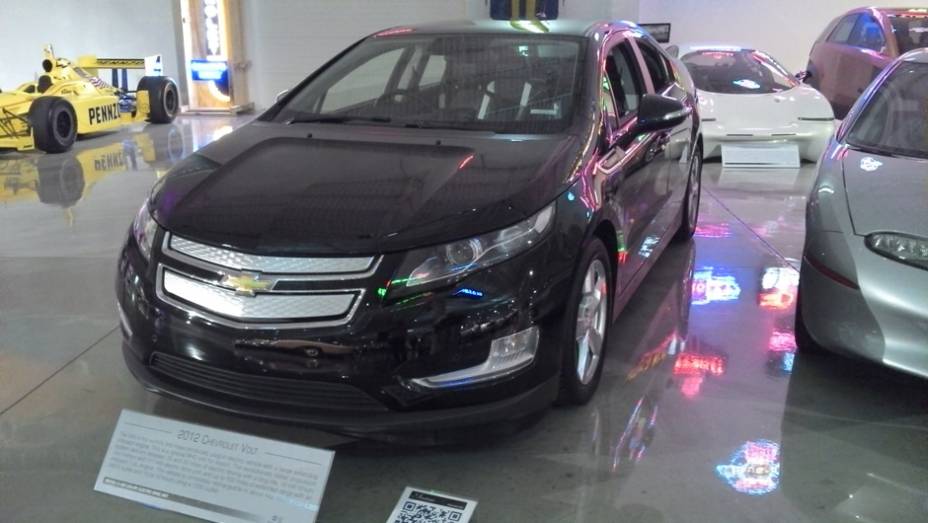 Figura carimbada em todos os salões de automóvel do mundo, o Volt também ganhou seu espaço no museu | <a href="https://quatrorodas.abril.com.br/reportagens/classicos/visitamos-gm-heritage-center-771490.shtml" rel="migration">Leia mais</a>