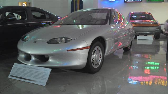 Este é o Impact 1990, que inspirou o GM EV1, o primeiro elétrico moderno produzido em série; a própria GM matou o veículo, supostamente com medo de não lucrar com peças de reposição | <a href="http://quatrorodas.abril.com.br/reportagens/classicos/visi" rel="migration"></a>