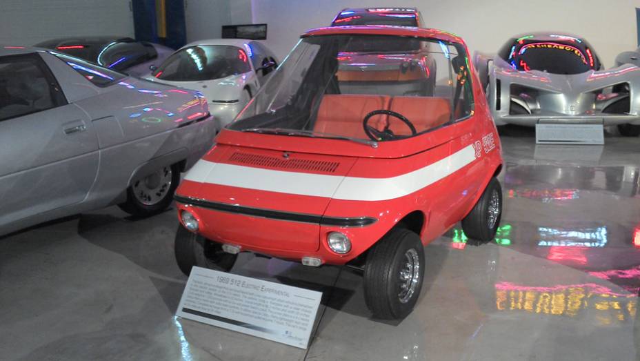 Exótico, o GM 512 era um híbrido que usava apenas eletricidade a até 16 km/h; de 17 km/h a 21 km/h, se movia com eletricidade e um motor a combustão e, acima dessa velocidade, apenas gasolina | <a href="https://quatrorodas.abril.com.br/reportagens/classico" rel="migration"></a>