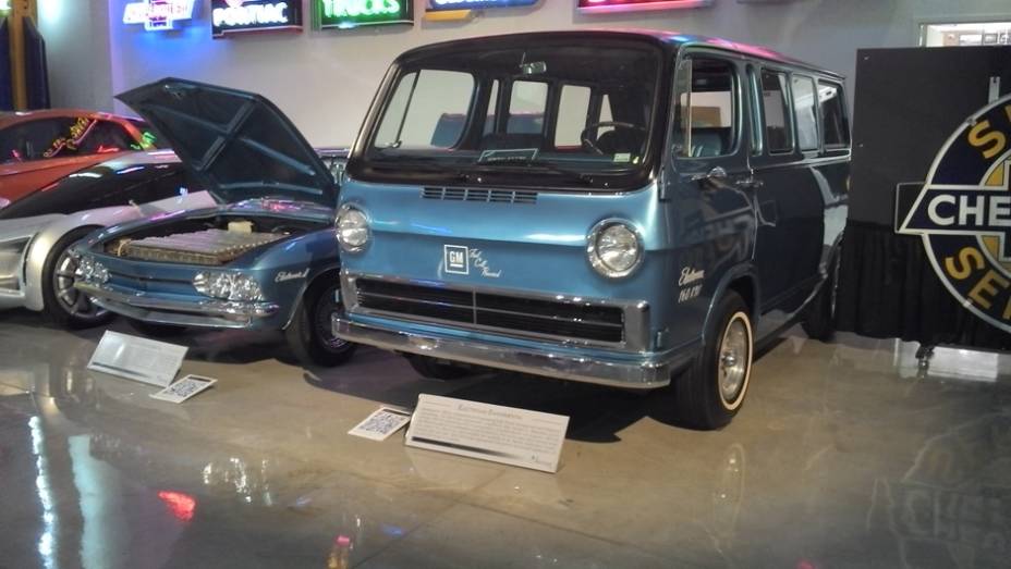 Apresentado em 1966, a Electrovan era um estudo movido por 32 células de combustível, mostrando que a propulsão elétrica poderia ser aplicada em série; o projeto foi engavetado pelos altos custos | <a href="https://quatrorodas.abril.com.br/reportagens/clas" rel="migration"></a>