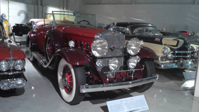 O Cadillac V16 foi o modelo topo-de-linha da marca entre 1930 e 1940; inicialmente, teve um motor de 7,4 litros que rendia 165 cv e o levava aos 160 km/h, números assombrosos para a época | <a href="http://quatrorodas.abril.com.br/reportagens/classicos/vi" rel="migration"></a>