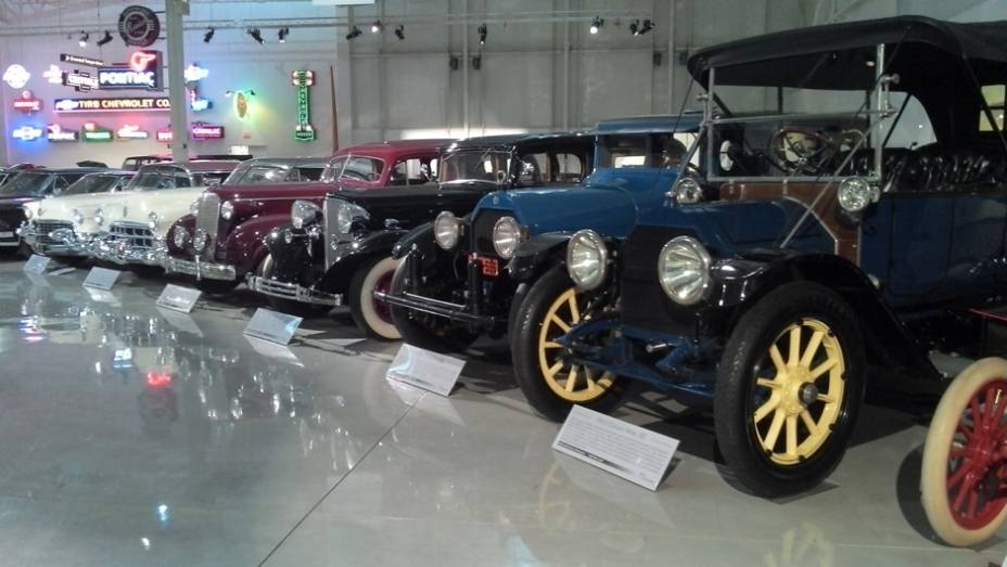 Diversos modelos da Cadillac, um mais belo que o outro, embelezam o Heritage Center | <a href="https://quatrorodas.abril.com.br/reportagens/classicos/visitamos-gm-heritage-center-771490.shtml" rel="migration">Leia mais</a>