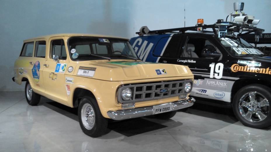 Outra representante verde-e-amarela no Heritage Center é a Veraneio, uma espécie de avó dos SUVs | <a href="https://quatrorodas.abril.com.br/reportagens/classicos/visitamos-gm-heritage-center-771490.shtml" rel="migration">Leia mais</a>