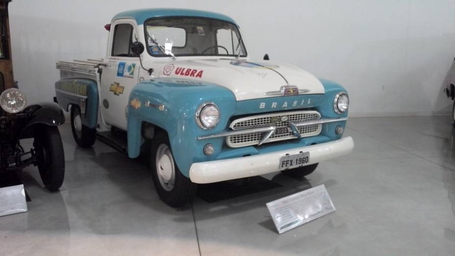 Olha ela aí! A Chevrolet Brasil foi uma das picapes mais populares dos anos 60 por aqui, e ganhou um lugar de honra no museu | <a href="https://quatrorodas.abril.com.br/reportagens/classicos/visitamos-gm-heritage-center-771490.shtml" rel="migration">Leia mais</a>