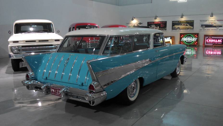Produzida de 1955 a 1972, a Nomad era uma versão familiar do Chevrolet Bel-Air, e tinha linhas tão belas quanto as do sedã | <a href="https://quatrorodas.abril.com.br/reportagens/classicos/visitamos-gm-heritage-center-771490.shtml" rel="migration">Leia mais</a>