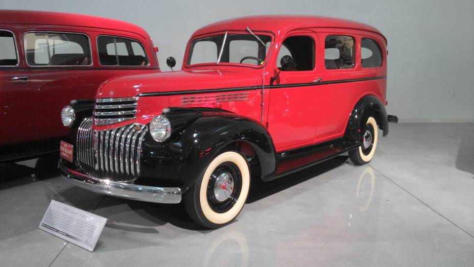 Não podia faltar a Suburban, o modelo há mais tempo em produção nos EUA (e no mundo): ela foi lançada em 1934 e hoje está em sua 12ª geração | <a href="https://quatrorodas.abril.com.br/reportagens/classicos/visitamos-gm-heritage-center-771490.shtml" rel="migration">Leia m</a>