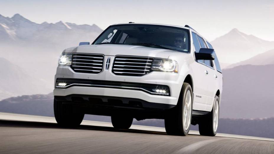 A Lincoln exibiu nesta quinta-feira (23) o facelift do SUV Navigator | <a href="http://quatrorodas.abril.com.br/noticias/fabricantes/lincoln-revela-facelift-navigator-771202.shtml" rel="migration">Leia mais</a>