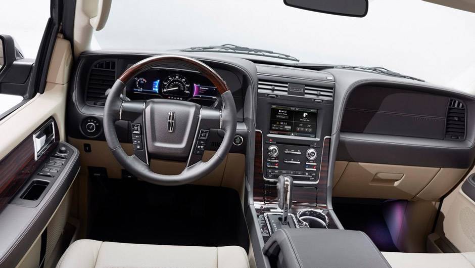 Por dentro, a cabine tem revestimento em couro com acabamento em madeira, incluindo o volante, partida no bot&atilde;o e sistema multim&iacute;dia MyLincoln Touch | <a href="https://quatrorodas.abril.com.br/noticias/fabricantes/lincoln-revela-facelift-navigator-771202.s" rel="migration"></a>