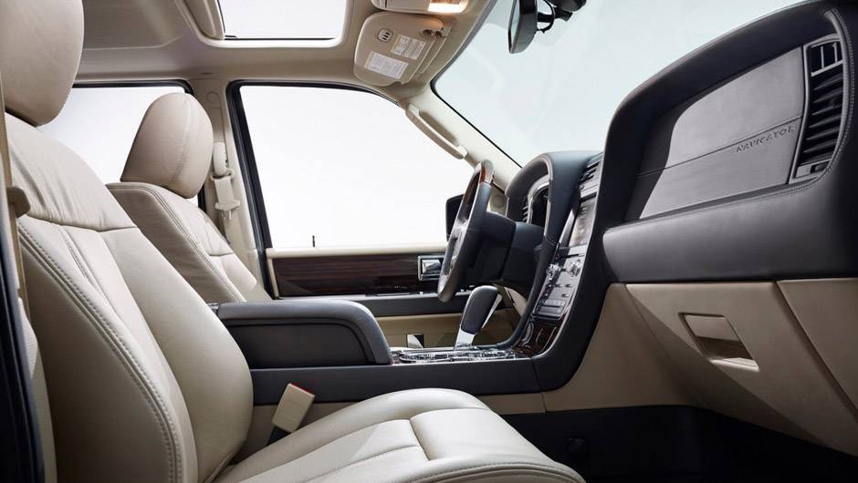 Sob o cap&ocirc;, o motor escolhido foi o 3.5 V6 EcoBoost | <a href="https://quatrorodas.abril.com.br/noticias/fabricantes/lincoln-revela-facelift-navigator-771202.shtml" rel="migration">Leia mais</a>