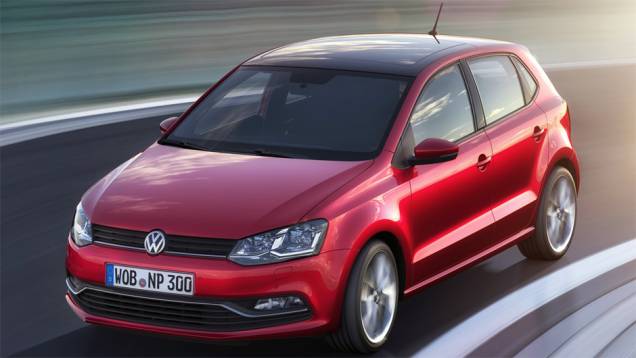 Quanto ao design, o Polo recebeu modificações nos para-choques, como uma linha cromada abaixo das luzes de neblina | <a href="https://quatrorodas.abril.com.br/noticias/fabricantes/europa-vw-faz-poucas-mudancas-visuais-polo-2014-771681.shtml" rel="migration">Leia mais</a>