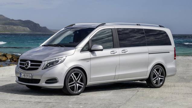 Ela adota perfil refinado interna e externamente | <a href="https://quatrorodas.abril.com.br/noticias/fabricantes/mercedes-benz-apresenta-novo-classe-v-772029.shtml" rel="migration">Leia mais</a> Ela adota perfil refinado interna e externamente | <a href="https://quatrorodas.abril.com.br/noticias/fabricantes/mercedes-benz-apresenta-novo-classe-v-772029.shtml" rel="migration">Leia mais</a>