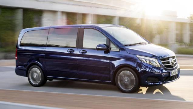 Por fora, a grade frontal é pronunciada, com faróis de LED. A carroceria tem detalhes esculpidos, como um todo | <a href="https://quatrorodas.abril.com.br/noticias/fabricantes/mercedes-benz-apresenta-novo-classe-v-772029.shtml" rel="migration">Leia mais</a> Por fora, a grade frontal é pronunciada, com faróis de LED. A carroceria tem detalhes esculpidos, como um todo | <a href="https://quatrorodas.abril.com.br/noticias/fabricantes/mercedes-benz-apresenta-novo-classe-v-772029.shtml" rel="migration">Leia mais</a>