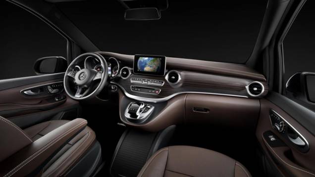 Por dentro, é possível optar por revestimento em couro e acabamento em madeira | <a href="https://quatrorodas.abril.com.br/noticias/fabricantes/mercedes-benz-apresenta-novo-classe-v-772029.shtml" rel="migration">Leia mais</a> Por dentro, é possível optar por revestimento em couro e acabamento em madeira | <a href="https://quatrorodas.abril.com.br/noticias/fabricantes/mercedes-benz-apresenta-novo-classe-v-772029.shtml" rel="migration">Leia mais</a>