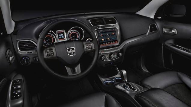 Por dentro, o revestimento é em couro preto e está disponível o sistema multimídia Uconnect com tela de 8,4 polegadas | <a href="https://quatrorodas.abril.com.br/noticias/fabricantes/dodge-lanca-journey-crossroad-772043.shtml" rel="migration">Leia mais</a> Por dentro, o revestimento é em couro preto e está disponível o sistema multimídia Uconnect com tela de 8,4 polegadas | <a href="https://quatrorodas.abril.com.br/noticias/fabricantes/dodge-lanca-journey-crossroad-772043.shtml" rel="migration">Leia mais</a>