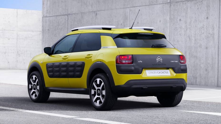 O crossover permaneceu bastante fiel ao Cactus concept, mostrado em 2013, com direito às Air Bumps | <a href="https://quatrorodas.abril.com.br/noticias/saloes/genebra-2014/citroen-apresenta-c4-cactus-772491.shtml" rel="migration">Leia mais</a>