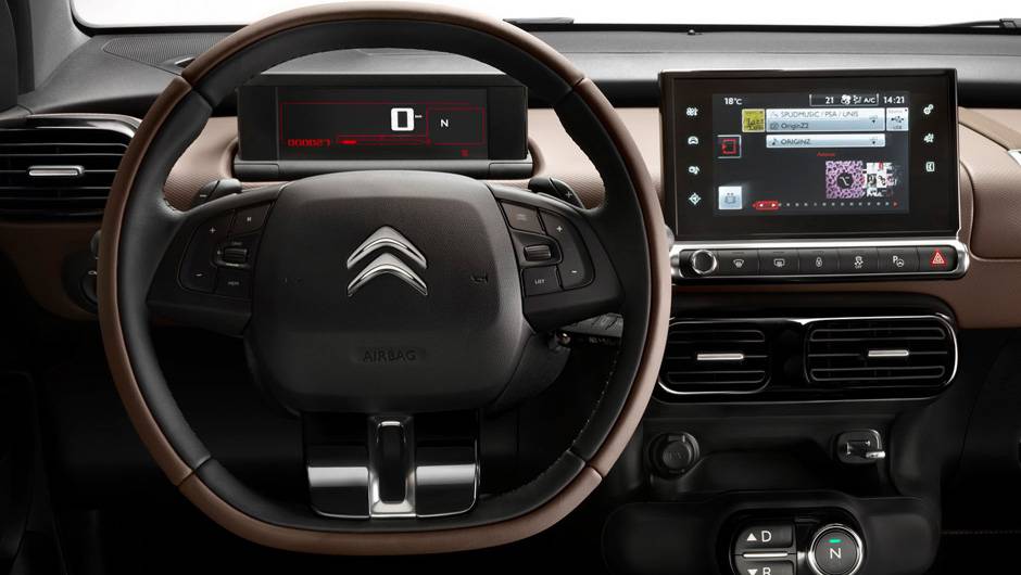 Faz-se notar tamb&eacute;m um sistema multim&iacute;dia com tela sens&iacute;vel ao toque de sete polegadas | <a href="https://quatrorodas.abril.com.br/noticias/saloes/genebra-2014/citroen-apresenta-c4-cactus-772491.shtml" rel="migration">Leia mais</a>