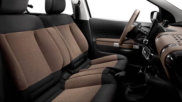 Por dentro, os bancos dianteiros se assemelham a um sofá | <a href="https://quatrorodas.abril.com.br/noticias/saloes/genebra-2014/citroen-apresenta-c4-cactus-772491.shtml" rel="migration">Leia mais</a> Por dentro, os bancos dianteiros se assemelham a um sofá | <a href="https://quatrorodas.abril.com.br/noticias/saloes/genebra-2014/citroen-apresenta-c4-cactus-772491.shtml" rel="migration">Leia mais</a>