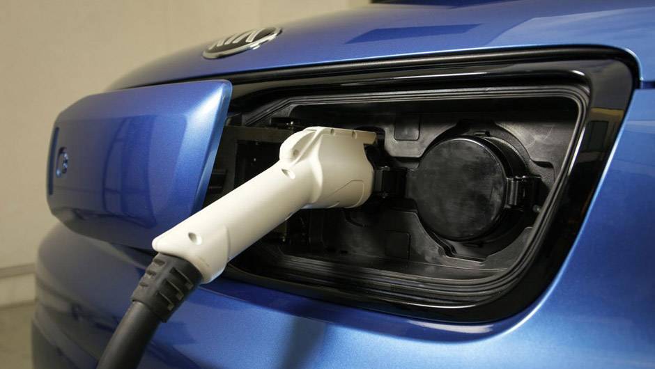 O el&eacute;trico tem carroceria em dois tons, grade frontal que abriga a porta de recarga, luzes diurnas de LED, ins&iacute;gnias "Eco Electric"... | <a href="https://quatrorodas.abril.com.br/noticias/fabricantes/kia-apresenta-soul-ev-772571.shtml" rel="migration">Leia mais</a>