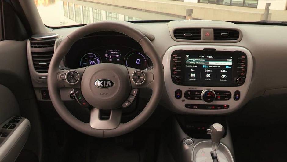 ...interior com bancos revestidos em tecido, costura azul, navegador GPS, c&acirc;mera de r&eacute;, entre outros itens | <a href="https://quatrorodas.abril.com.br/noticias/fabricantes/kia-apresenta-soul-ev-772571.shtml" rel="migration">Leia mais</a>