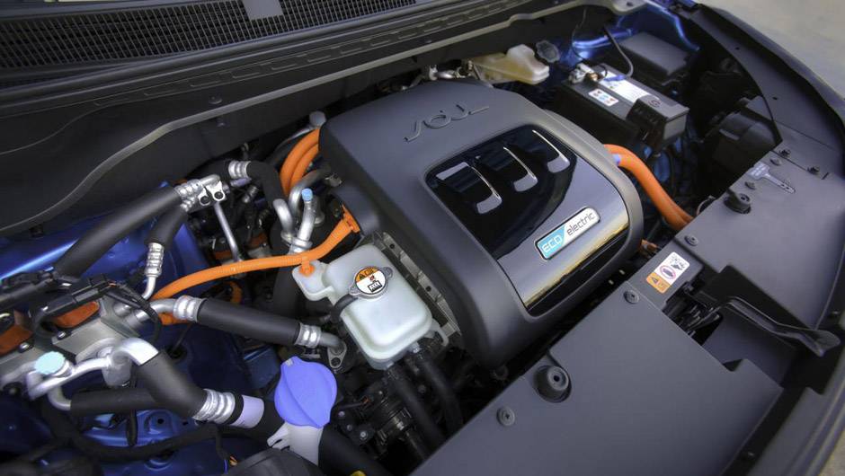 A bateria de &iacute;on-l&iacute;tio do Soul EV tem capacidade de 27 kWh, alimentando um motor el&eacute;trico de 109 cavalos de pot&ecirc;ncia e 28,9 kgfm de torque | <a href="https://quatrorodas.abril.com.br/noticias/fabricantes/kia-apresenta-soul-ev-772571.shtml" rel="migration">Leia mais</a>