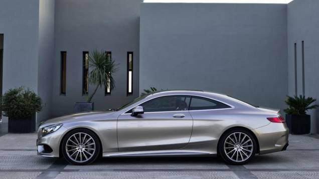 Visualmente, o Classe S Coupe guarda muitas características vistas originalmente em sua versão conceitual, mostrada no último Salão de Frankfurt | <a href="https://quatrorodas.abril.com.br/noticias/saloes/genebra-2014/mercedes-benz-apresenta-classe-s-coupe" rel="migration"></a>