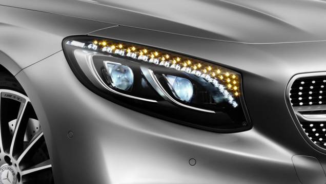 Como item opcional, faróis com 47 cristais Swarovski (17 funcionando como luzes diurnas e 30 como indicador de direção) | <a href="https://quatrorodas.abril.com.br/noticias/saloes/genebra-2014/mercedes-benz-apresenta-classe-s-coupe-772971.shtml" rel="migration"></a> Como item opcional, faróis com 47 cristais Swarovski (17 funcionando como luzes diurnas e 30 como indicador de direção) | <a href="https://quatrorodas.abril.com.br/noticias/saloes/genebra-2014/mercedes-benz-apresenta-classe-s-coupe-772971.shtml" rel="migration"></a>