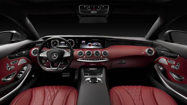 O interior do coupé deriva do Classe S Sedan, mas há alterações, como as saídas do volante "Super Sport" e do relógio analógico | <a href="https://quatrorodas.abril.com.br/noticias/saloes/genebra-2014/mercedes-benz-apresenta-classe-s-coupe-772971.shtml" rel="migration">Le</a> O interior do coupé deriva do Classe S Sedan, mas há alterações, como as saídas do volante "Super Sport" e do relógio analógico | <a href="https://quatrorodas.abril.com.br/noticias/saloes/genebra-2014/mercedes-benz-apresenta-classe-s-coupe-772971.shtml" rel="migration">Le</a>