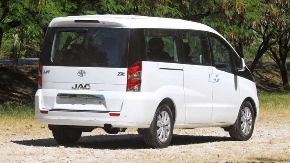 Com o objetivo de ser o pioneiro do segmento, o modelo ser&aacute; vendido por R$ 114.990 | <a href="https://quatrorodas.abril.com.br/noticias/fabricantes/jac-traz-t8-r-114-990-773037.shtml" rel="migration">Leia mais</a>