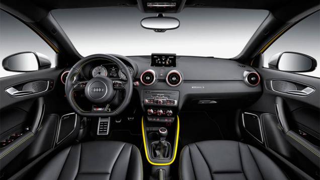 Dentro da cabine a Audi optou por um tema preto combinado com escalas de cinza escuro para os instrumentos... | <a href="http://quatrorodas.abril.com.br/noticias/saloes/genebra-2014/audi-lanca-oficialmente-s1-s1-sportback-2014-773081.shtml" rel="migration">Leia mais</a>