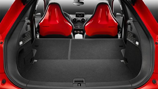 Detalhe do porta-malas do Audi S1 2014 | <a href="http://quatrorodas.abril.com.br/noticias/saloes/genebra-2014/audi-lanca-oficialmente-s1-s1-sportback-2014-773081.shtml" rel="migration">Leia mais</a>