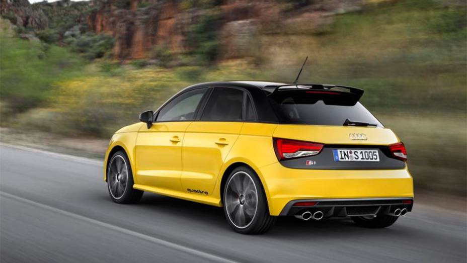 Traseira se destaca pela asa e as quatro saídas do escapamento | <a href="https://quatrorodas.abril.com.br/noticias/saloes/genebra-2014/audi-lanca-oficialmente-s1-s1-sportback-2014-773081.shtml" rel="migration">Leia mais</a>